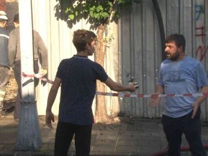 Ümraniye’de Hurdalık Deposu Alev Alev Yandı, Mahalleli Sokağa Döküldü