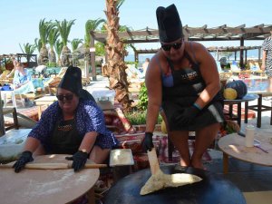 Hem Tatil, Hem De Türk Yemeği Yaptılar