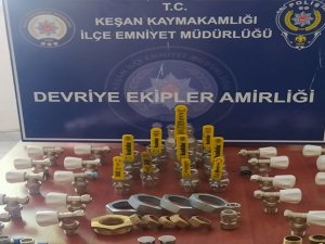 Bir Çanta Dolusu Tesisat Malzemesi İle Polise Yakalandı