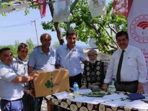 Tarsus’ta Biyoteknik Mücadele İçin Çiftçilere Tuzak Dağıtıldı