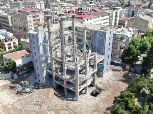 Dünyanın En Saçma Binasının Dev Sütunları Yıkıldı