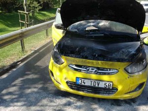 Kartal’da Motorundan Dumanlar Yükselen Ticari Taksi Yandı