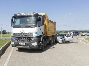 Otomobil Kamyona Arkadan Çarptı: 1 Yaralı