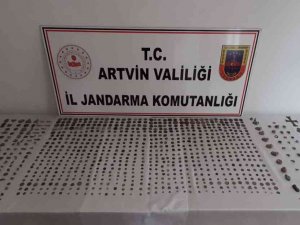 Artvin’de Durdurulan Yolcu Otobüsündeki Yolcudan Bin 21 Tarihi Sikke Çıktı