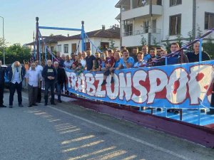 Sembolik Köprü Bu Yıl Bordo-maviye Boyandı