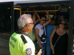 Ağzına Kadar Turist Dolu Minibüs Polise Yakalandı, Araç 15 Gün Trafikten Men Edildi