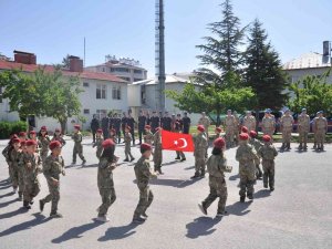 Minik Öğrencilerden Jandarmaya Moral