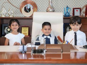 Annesiyle Birlikte Yaşamını Yitiren Defne’den Geriye Başkanın Makam Koltuğundaki Görüntüleri Kaldı