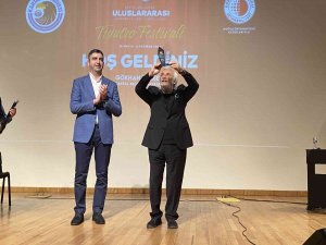 Kartal’da Usta Tiyatrocu Müjdat Gezen’e Yaşam Boyu Onur Ödülü