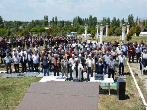 Köylüler Yağmur İçin Ellerini Semaya Açtı