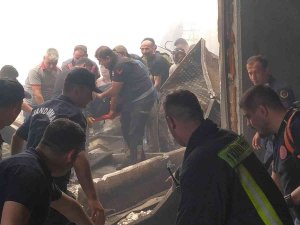 Yanan Fabrikadaki Çökmede 1 İtfaiyeci Enkaz Altında Kaldı
