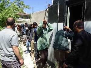 3 Metrekarelik Bölmede Gizlenen 27 Düzensiz Göçmen Yakalandı