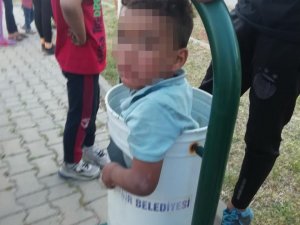 Çöp Kovasına Sıkışan Çocuğu İtfaiye Kurtardı
