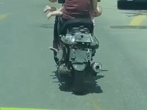 Sultanbeyli’ Şoke Eden Görüntü: Motosiklet Sürerken Kucağında Bebek Taşıdı
