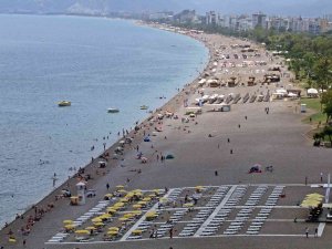 Antalya’da Termometreler 36 Dereceyi Gösterdi, Tatilciler Sahillere Akın Etti