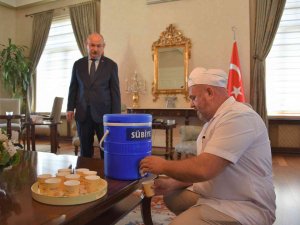 Vali Karadeniz’e Kırkağaç Kavunu Çekirdeğinden Yapılan ‘Sübiye’ İkram Edildi