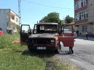Arnavutköy’de Seyir Halindeki Kamyonet Alev Alev Yandı