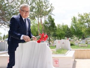 Vali Şimşek, Sivassporlu Taraftarların Mezarına Karanfil Bıraktı