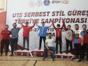 Bursa Büyükşehir Belediyesporlu Güreşçi Emirhan Çetin Türkiye Şampiyonu