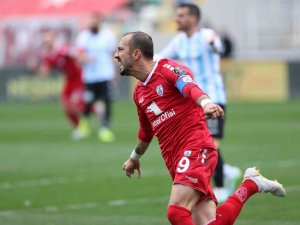 Altınordu’da Ahmet İ̇lhan Özek’in Sözleşmesi Uzatıldı