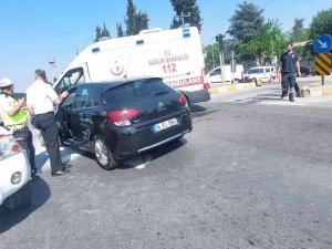 Yalova’da Hasta Taşıyan Ambulans İle Otomobil Çarpıştı