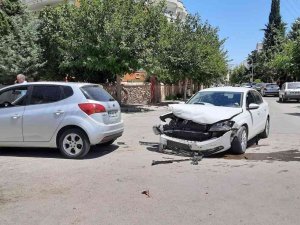 İ̇ki Otomobil Çarpıştı: 4 Yaralı