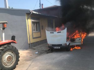 Duran Araç Alev Aldı