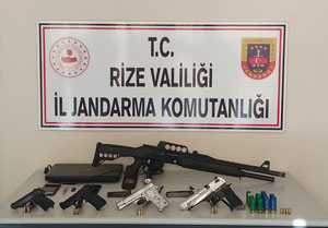 Rize'de evinde ruhsatsız 4 silah bulunan kişi gözaltına alındı
