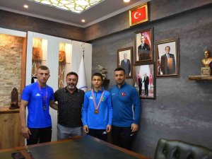 Şampiyon Güreşçiler Başkan Vekilini Ziyaret Etti