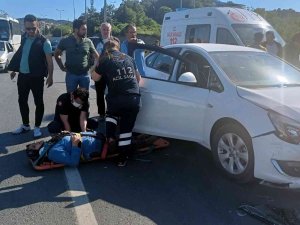 Otomobil İle Hafifi Ticari Kamyonet Kavşakta Çarpıştı: 4 Yaralı