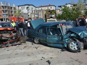 Kazada Hurdaya Dönen Araçlardan Yara Almadan Kurtuldular