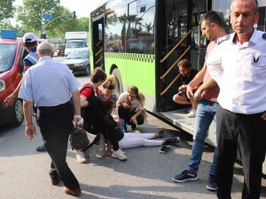 Sağlık Çalışanlarına Ve Kendisine Çarpan Otobüs Şoförüne Tepki Gösterdi