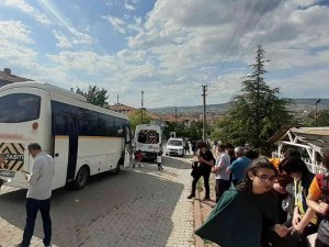 Freni Patlayan Midibüs 4 Lise Öğrencisine Çarptı