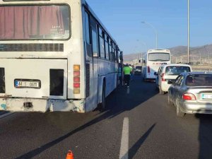 Servis Araçları Çarpıştı: 4 Yaralı