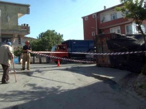 Geri Dönüşüm Malzemeleri Yüklü Kamyonet Yan Yattı: 1 Yaralı