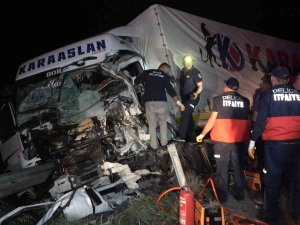 Feci Kazada Tır İle Kamyon Kafa Kafaya Çarpıştı: Baba Öldü, Oğlu Yaralandı