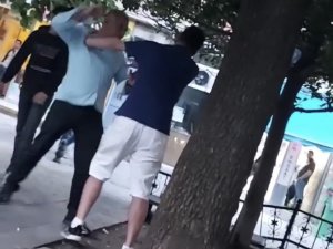 Fatih’te Öfkeli Baba Oğlunu Ve Tartıştığı Kişiyi Dövdü