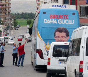 Ak Parti seçim otobüsüne silahlı saldırı