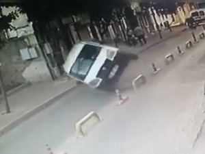 Fatih’te Demir Bariyerlere Çarpan Araç Yan Yattı
