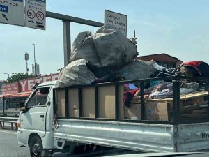 E-5’te Kamyonetin Kasasında Uyuyarak Yolculuk Yaptılar