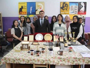 Elazığ’da Öğrenciler Hem Okuyup Hem Meslek Öğrenerek Harçlıklarını Çıkarıyor