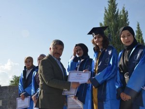 Gediz’de Yüksekokullarda Mezuniyet Heyecanı