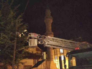 Çıktığı Direkten İnemeyen Kediyi İtfaiye Kurtardı