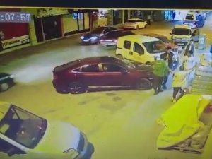 Market Kapısında Tekmeli Yumruklu Kavga Kamerada