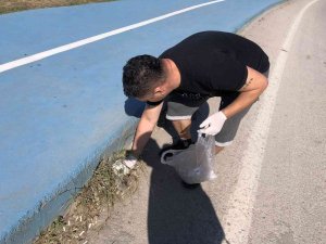 Hem Spor Yapıyor Hem Çevresini Temizliyor