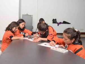 Çocuklar Bilim İnsanı Olma Yolunda
