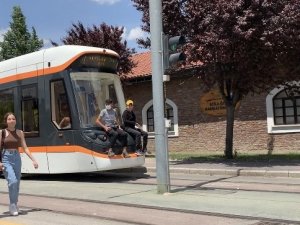 Çocukların Tramvayla Tehlikeli Oyunu