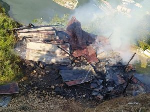 Ahır Ve Merek Olarak Kullanılan 2 Katlı Binada Yangın Çıktı