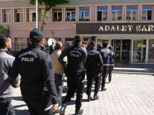 Göçmen Kaçakçılığından Gözaltına Alınan 2 Kişi Tutuklandı