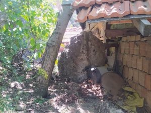 Dağdan Kopan Kaya Parçaları Bir Evin Çatısı Ve Bahçesine Düştü